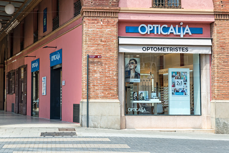 Opticalia es tu optica en Olot. Te ofrecemos gafas graduadas, gafas progresivas, gafas de sol, lentes de contacto y servicio de montura de gafas. Servicios para la detección y tratamiento de miopía, glaucoma y presbicia.