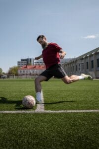 Hombre jugando fútbol mientras utiliza lentes de contacto