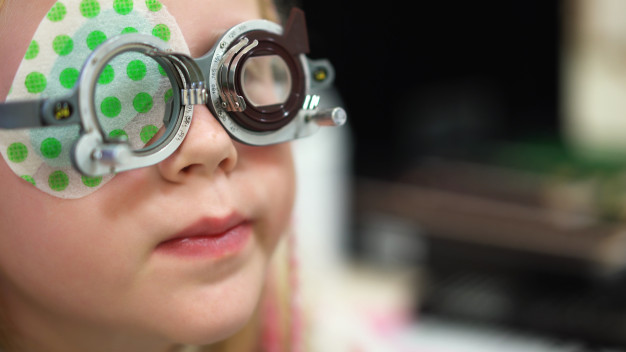 Uno de los métodos más comunes que utilizamos en nuestras ópticas para medir la capacidad visual de niños a partir de los 3 años de edad son los optotipos.