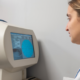 Optometrista realizando examen ocular para la detección temprana del glaucomaZaben