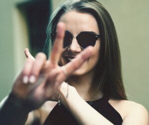 Cuando hayas escogido tus gafas de sol, asegúrate de que bloqueen el 100% de los rayos UV.