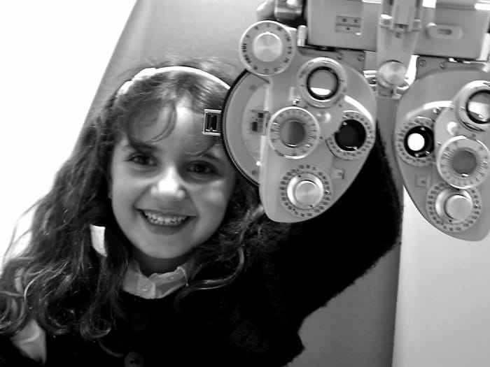 La terapia visual no solo mejora la visión, sino que también puede tener un impacto positivo en otras áreas del desarrollo de un niño. Los beneficios incluyen: