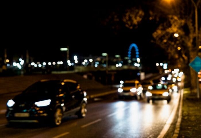 Descubre cómo el astigmatismo afecta tu visión nocturna y qué soluciones pueden ayudarte a mejorarla. Visita nuestras ópticas en Figueres, Roses y Olot para una evaluación personalizada.