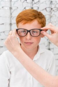 Niño probándose unas gafas para mejorar su visión