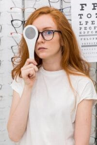 Mujer en consulta con optometrista para revisar su visión
