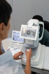 Niño realizándose un exámen de la vista con un optometrista