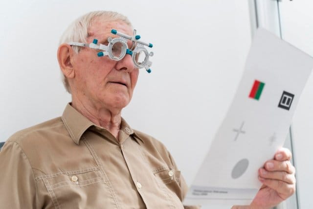 Paciente recibiendo ayuda visual personalizada por optometrista en Opticalia Zaben