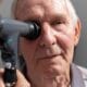 Persona mayor realizándose pruebas de la vista para control de retinosis pigmentaria en Opticalia Zaben