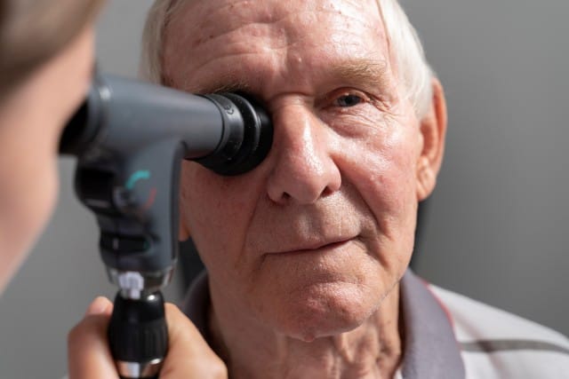 Persona mayor realizándose pruebas de la vista para control de retinosis pigmentaria en Opticalia Zaben