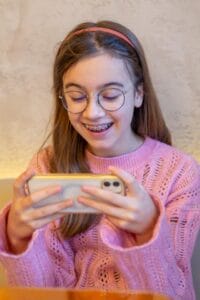 Niña de 10 años disfrutando de sus nuevas gafas para miopía gracias al Plan Veo