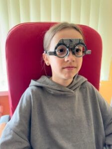 Niña de 12 años realizándoe prueba de la vista para acceder a ayuda de gafas con el Plan Veo