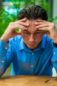 Hombre joven preocupado por que cree que la única opción es operar astigmatismo