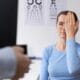 Paciente con astigmatismo realizándose pruebas de la vista en Opticalia Zaben para buscar alternativas para operar astigmatismo