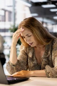 Mujer de 50 años presentando problemas oculares para trabajar delante del ordenador por culpa del astigmatismo