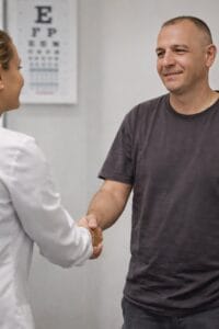 Profesional de Opticalia Figueres revisando la vista de una persona durante una revisión ocular personalizada