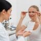 Mujer realizando una revisión de la vista en consulta para graduar gafas progresivas