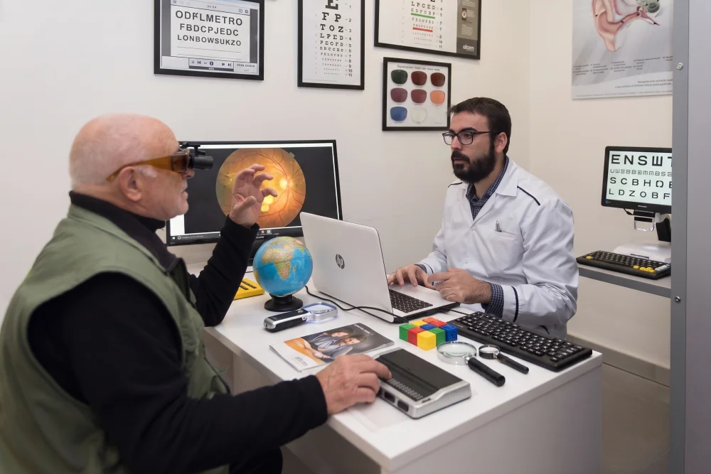 Optometrista realizando consulta de baja visión a paciente en Figueres