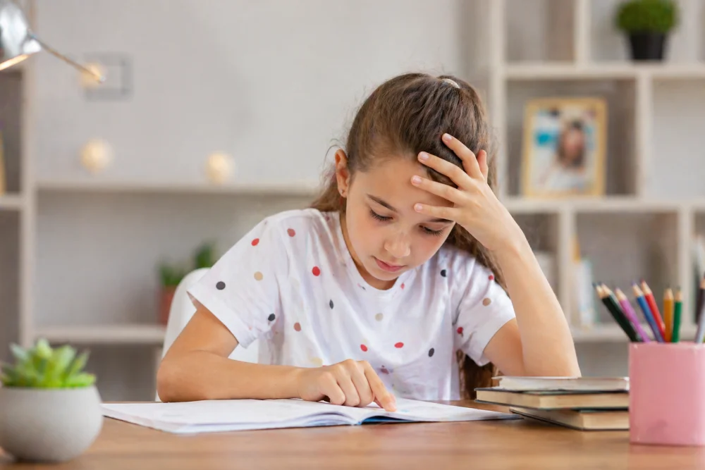Niño con dificultades de lectura y concentración por problemas visuales