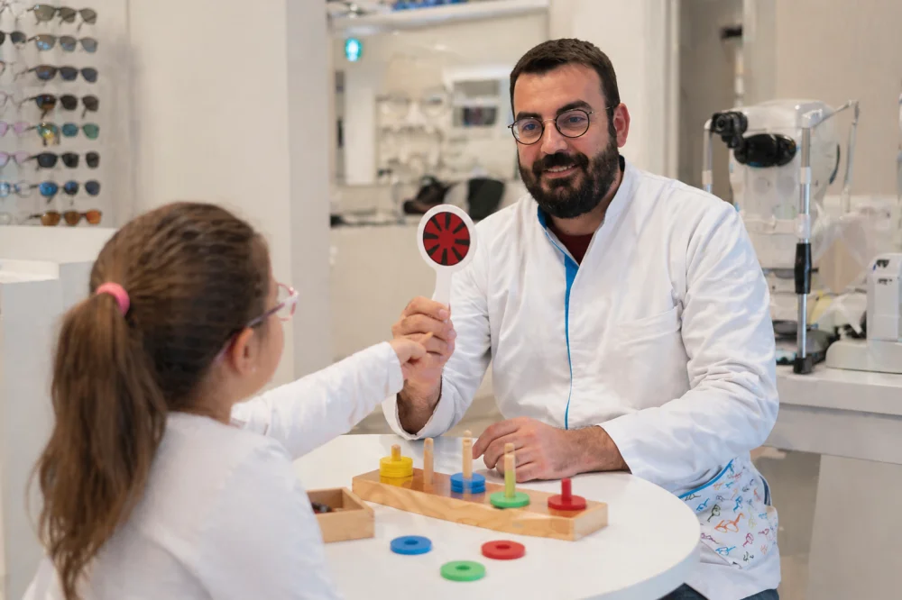 Optometrista realizando evaluación de terapia visual infantil en Figueres