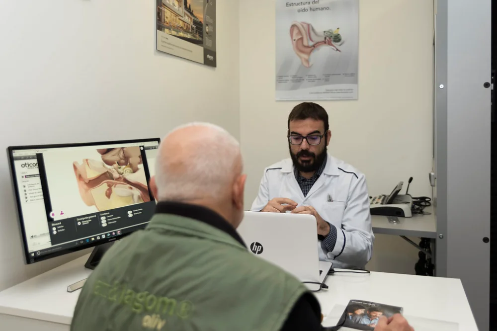 Especialista explicando resultados de audiometría a paciente en Figueres