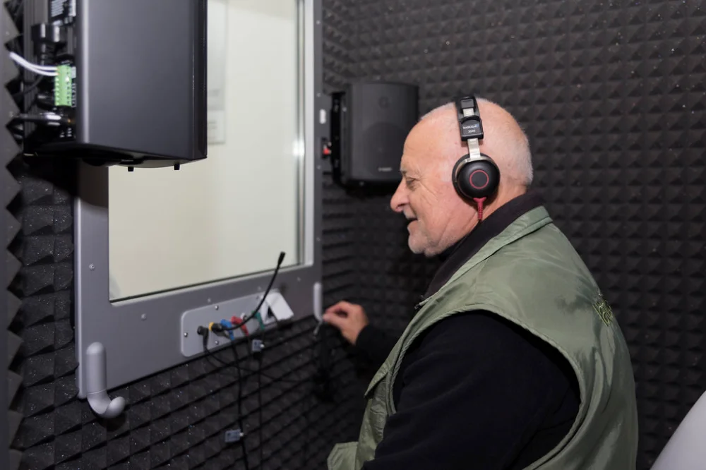 Persona con dificultad para escuchar conversaciones y subir volumen de televisión