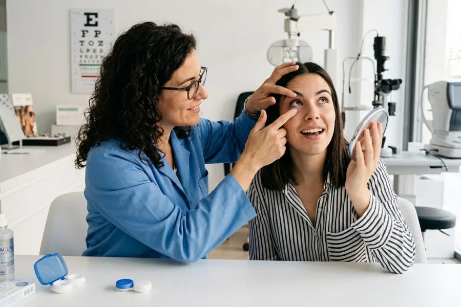 Optometrista explicant l'ús i manteniment de lents de contacte a pacient a Olot