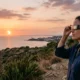 Persona observando un eclipse solar parcial con gafas de protección solar homologadas